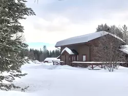 Bild zur gratis inserierten Ferienwohnung Landhaus auf großem Rasengrundstück.