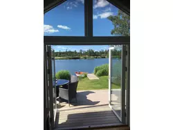 Bild zur gratis inserierten Ferienwohnung Holzhaus mit Terrasse, direkt an einer Bucht.