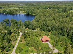 Bild zur gratis inserierten Ferienwohnung Modernes Haus mit hellem Dekor, mit Blick auf den See.