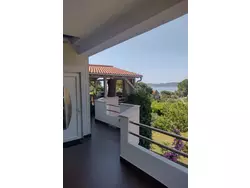 Bild zur gratis inserierten Ferienwohnung mit Blick auf das Wasser.