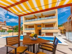 Bild zur gratis inserierten Ferienwohnung FeWo mit privatem Balkon und Gemeinschaftspool.