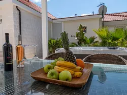 Bild zur gratis inserierten Ferienwohnung Suartini Viganj mit einem Jakuzzi.