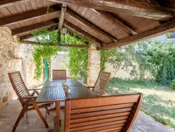 Bild zur gratis inserierten Ferienwohnung Wunderschöne Steinvilla mit privatem Garten und Terrasse.