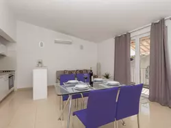 Bild zur gratis inserierten Ferienwohnung mit Balkon und Garten sowie Meerblick.