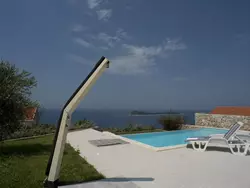 Bild zur gratis inserierten Ferienwohnung Wohnung mit Blick auf das Wasser.