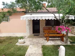 Bild zur gratis inserierten Ferienwohnung Bungalow mit Gartenblick.