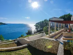 Bild zur gratis inserierten Ferienwohnung Ferienvilla "Osibova" mit Blick auf das Wasser.