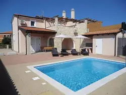 Bild zur gratis inserierten Ferienwohnung mit Pool, Terrasse und Parkplatz.