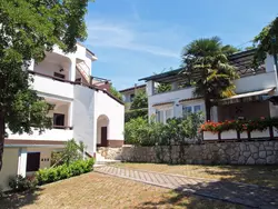 Bild zur gratis inserierten Ferienwohnung mit einer überdachten Terrasse.