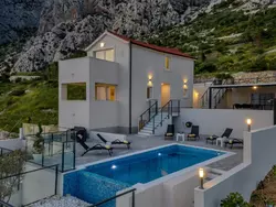 Bild zur gratis inserierten Ferienwohnung „Villa No Stress“ mit Infinity-Pool.