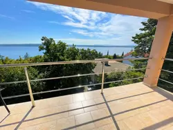 Bild zur gratis inserierten Ferienwohnung Wohnung in Dramalj mit Möbliertem Balkon.