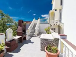 Bild zur gratis inserierten Ferienwohnung Wohnung in Dramalj mit Möbliertem Balkon.