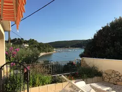 Bild zur gratis inserierten Ferienwohnung mit Blick auf das Wasser.