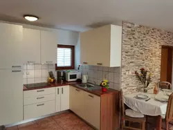 Bild zur gratis inserierten Ferienwohnung Geräumige Wohnung in Starigrad mit privatem Parkplatz und Bergblick.