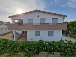 Bild zur gratis inserierten Ferienwohnung Gemütliche Erdgeschosswohnung Ema mit Terrasse.