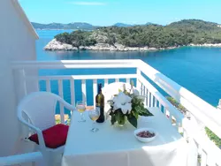 Bild zur gratis inserierten Ferienwohnung Wohnung "Ela" mit Blick auf das Wasser.