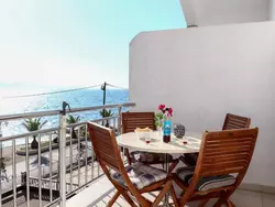 Bild zur gratis inserierten Ferienwohnung Apartment im zweiten Stock mit Blick aufs Meer.