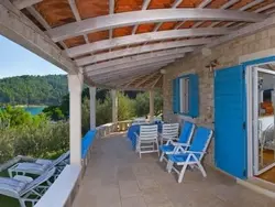 Bild zur gratis inserierten Ferienwohnung Romantisches traditionelles Natursteinhaus in erster Reihe zum Strand - Robinso.