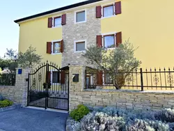 Bild zur gratis inserierten Ferienwohnung Appartement mit Blick auf das Wasser.