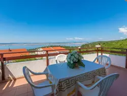 Bild zur gratis inserierten Ferienwohnung Appartement in Dramalj mit Möbliertem Balkon und Neben dem Strand.