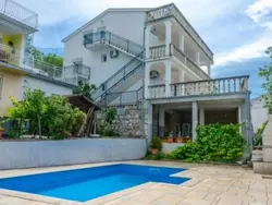 Bild zur gratis inserierten Ferienwohnung Tolle Ferienwohnung in Dramalj mit Möbliertem Balkon.