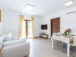 Bild zur gratis inserierten Ferienwohnung Modernes Apartment mit Balkon und Gemeinschaftsgarten am Waldrand.