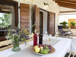 Bild zur gratis inserierten Ferienwohnung Anwesen "Villa Ana" mit Blick auf das Wasser.