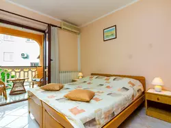 Bild zur gratis inserierten Ferienwohnung Appartement in Fažana mit Möbliertem Balkon.