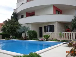 Bild zur gratis inserierten Ferienwohnung Wohnung mit Blick auf das Wasser.