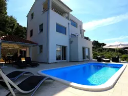 Bild zur gratis inserierten Ferienwohnung mit Blick auf das Wasser.