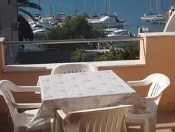 Bild zur gratis inserierten Ferienwohnung Wohnung mit Blick auf das Wasser.