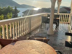 Bild zur gratis inserierten Ferienwohnung mit einer überdachten Terrasse.