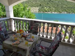 Bild zur gratis inserierten Ferienwohnung mit Blick auf das Wasser.
