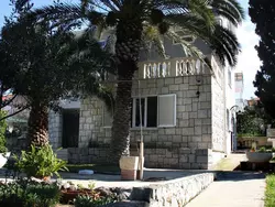 Bild zur gratis inserierten Ferienwohnung Villa mit Blick auf das Wasser.