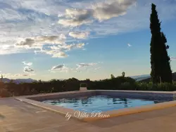 Bild zur gratis inserierten Ferienwohnung Ferienvilla "Plano" mit Blick auf das Wasser.