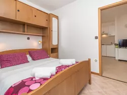 Bild zur gratis inserierten Ferienwohnung Voll ausgestattete Wohnung mit einem Schlafzimmer und Garten.