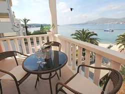 Bild zur gratis inserierten Ferienwohnung Geräumige Wohnung in erster Reihe zum Strand in Okrug.