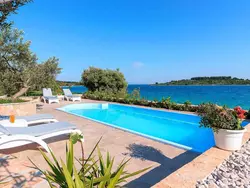 Bild zur gratis inserierten Ferienwohnung Charmante Villa Serenity am Strand mit Pool.