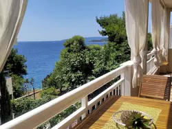 Bild zur gratis inserierten Ferienwohnung mit Parkplatz und Straßenansicht.