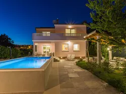 Bild zur gratis inserierten Ferienwohnung in Stobreč mit privatem Pool.