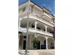 Bild zur gratis inserierten Ferienwohnung Appartement in Duće mit Großem Balkon.