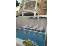 Bild zur gratis inserierten Ferienwohnung Appartement mit Blick auf das Wasser.