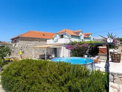 Bild zur gratis inserierten Ferienwohnung Ruhige Villa mit weitläufigem Garten, ideal für Familien mit Kindern.