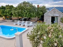 Bild zur gratis inserierten Ferienwohnung mit Terrasse und Pool in herrlicher Naturlandschaft.