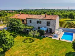 Bild zur gratis inserierten Ferienwohnung Schönes Haus mit großer grüner Umgebung, Pool.