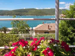 Bild zur gratis inserierten Ferienwohnung mit Blick auf das Wasser.