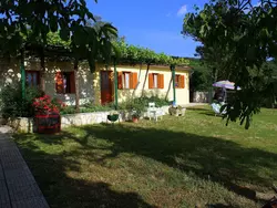 Bild zur gratis inserierten Ferienwohnung Charmantes Ferienhaus in Bartići mit Terrasse.