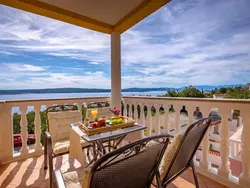 Bild zur gratis inserierten Ferienwohnung Wohnung mit Balkon und Meerblick.