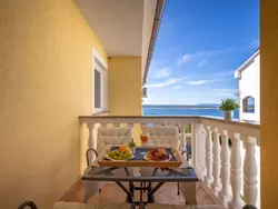 Bild zur gratis inserierten Ferienwohnung Wohnung mit Terrasse und Meerblick.