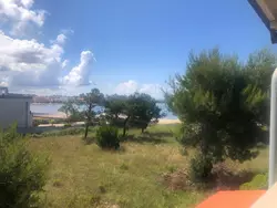 Bild zur gratis inserierten Ferienwohnung Appartement mit Blick auf das Wasser.